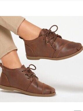 Bobs from Sketchers chill luxe-think big brown lace up ankle boots size 8